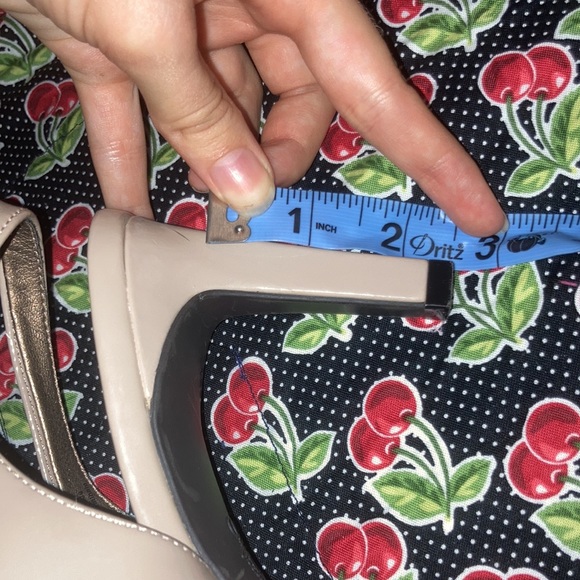 Size 8 1/2 beige, Life Stride peep toe heels. Look just like new - Picture 6 of 6